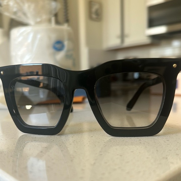 Louis Vitton LA Gran Bellezza Black Sunglasses - Picture 4 of 16